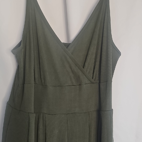 Cider Green Jumpsuit with V-Neck and Wide Legs - Picture 5 of 7